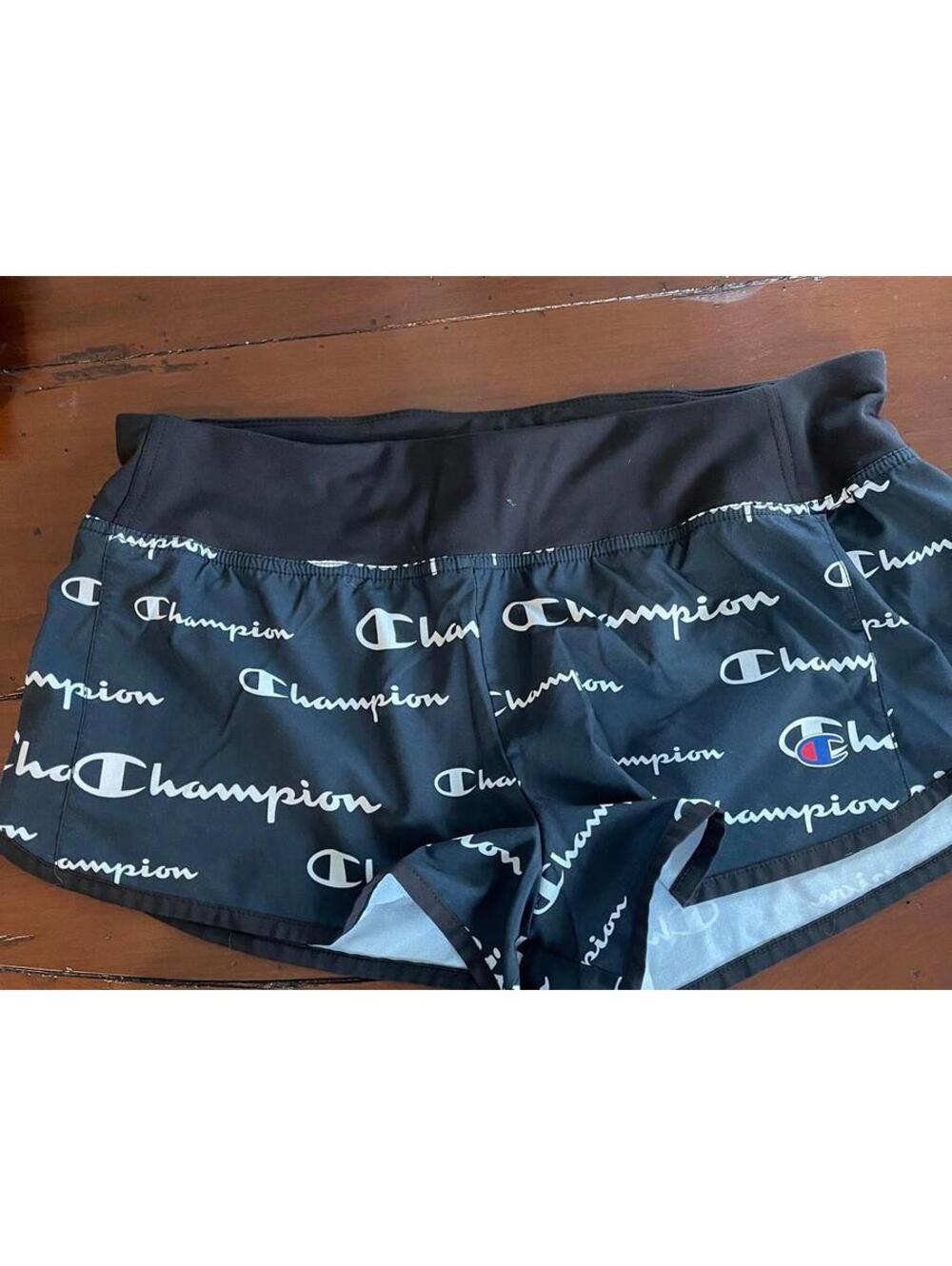 Champion logo running shorts size M